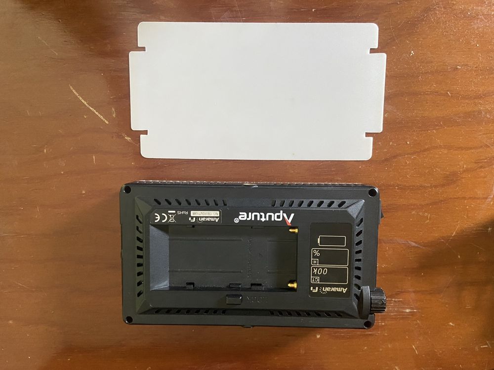 Aputure Amaran F7, Newwer Charger, 2 baterias, Microfone de Lapela