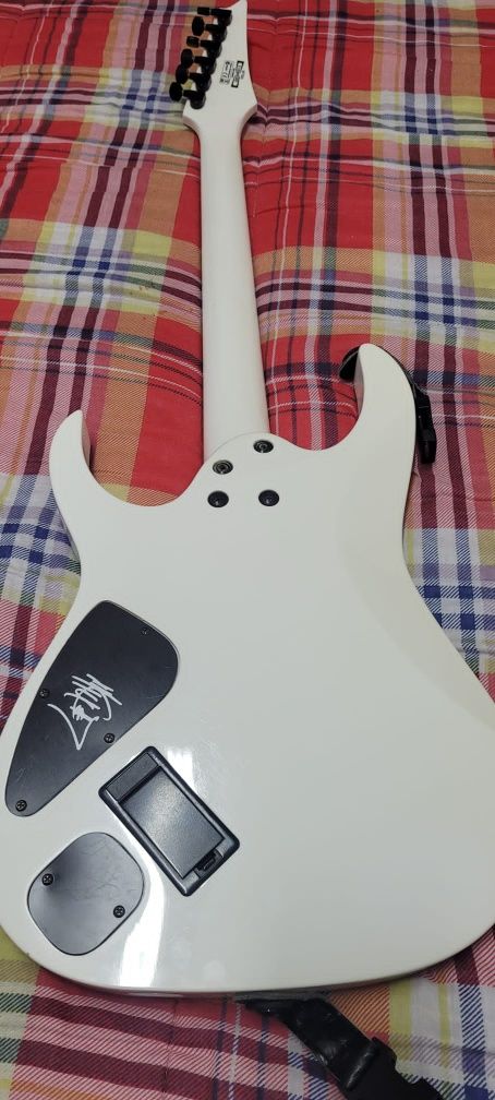 Ibanez MTM2 branca (Mick Thomson)
