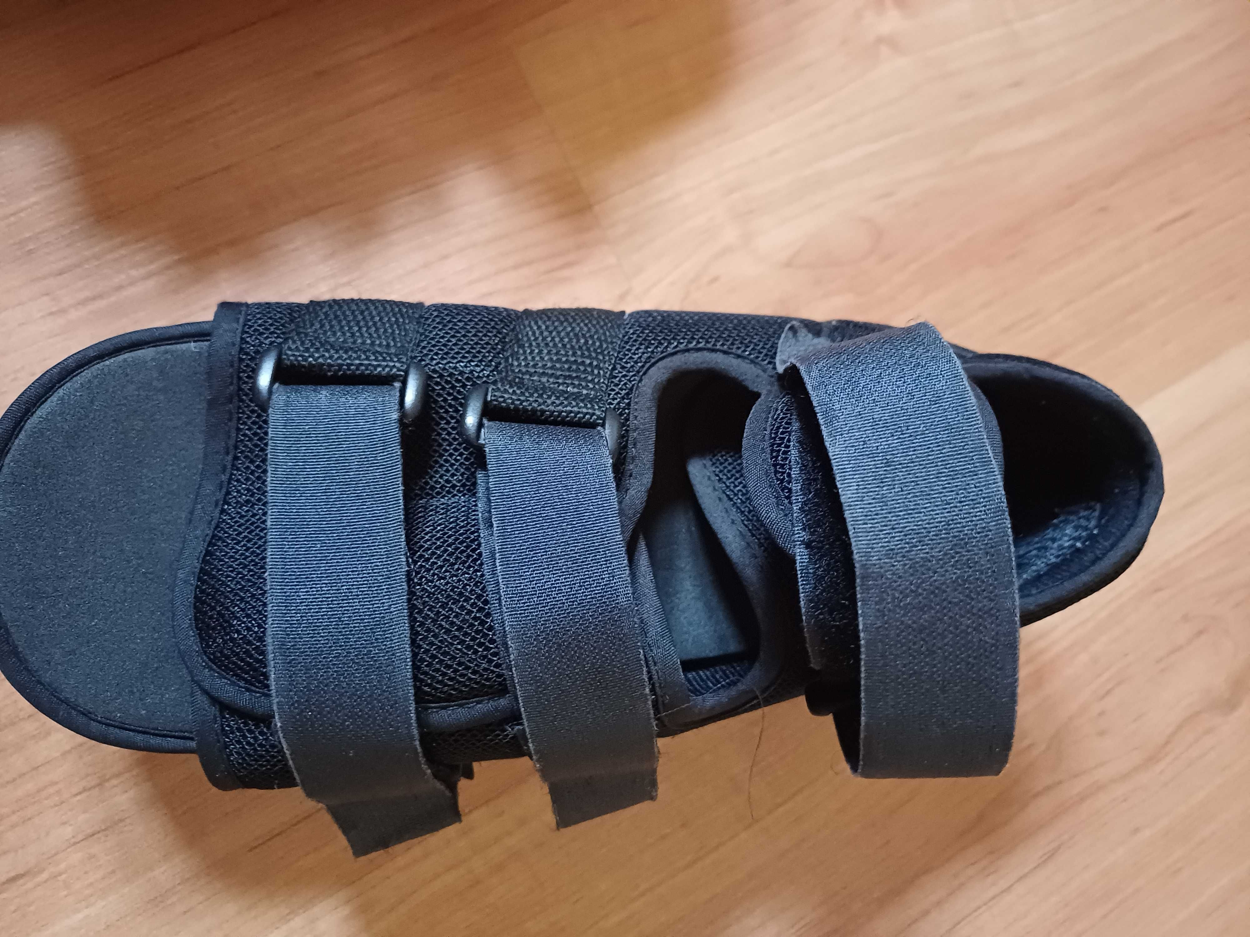 Sapatos para pós operação  aos pés, em ótimo estado.