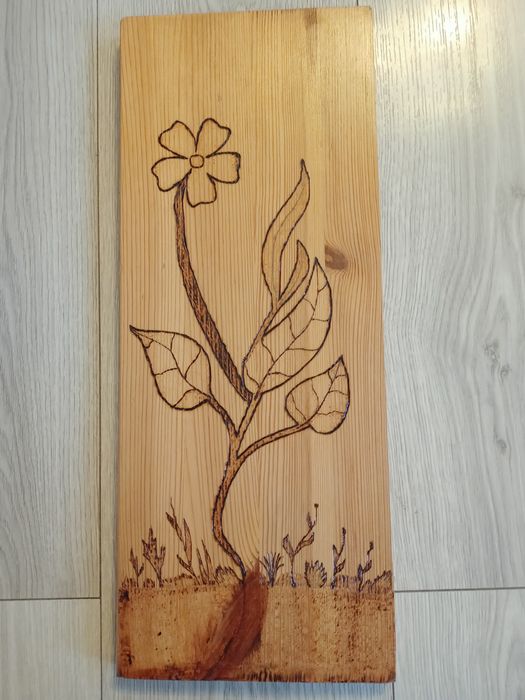 Kwiat wypalony na desce sosnowej w drewnie dekoracja na ścianę wystrój