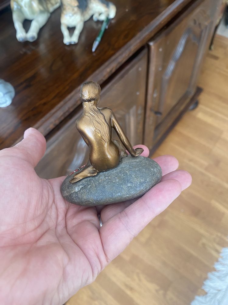 Syrenka figurka miedziana na kamieniu Dania