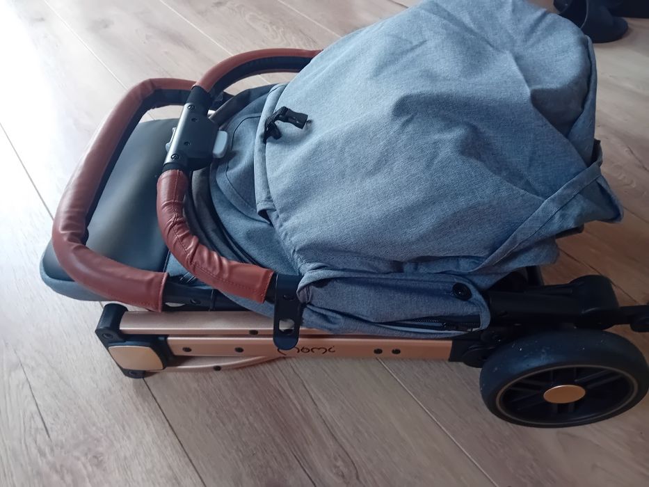 Wózek spacerowy Momi Estelle Gold składany w walizkę, lekki
