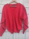 Czerwony sweter w serek