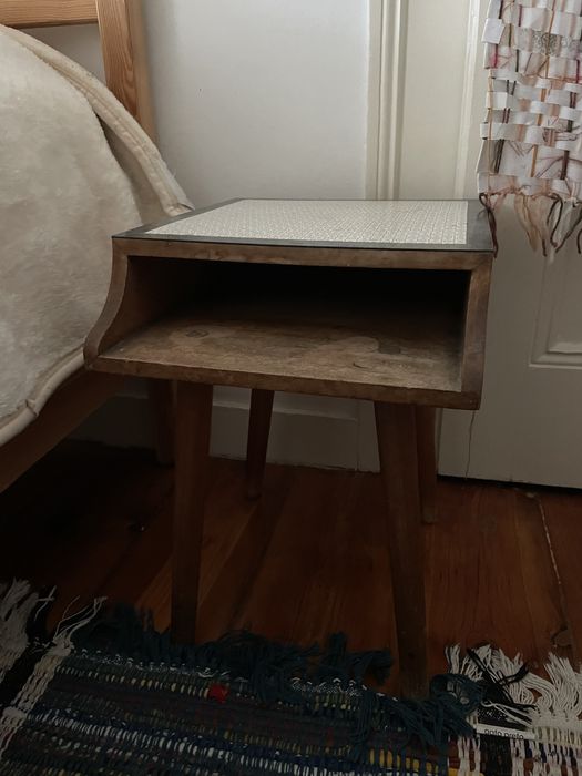 Mesa cabeceira antiga