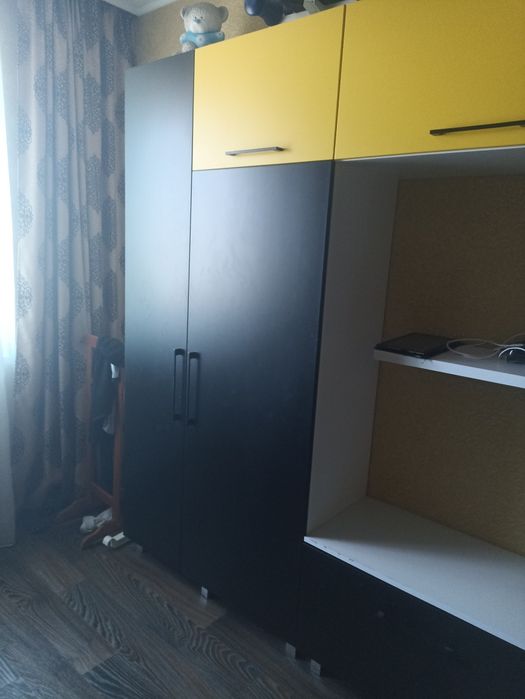 Стінка в зал чорно жовта