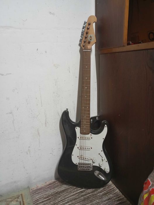 Guitarra elétrica usada