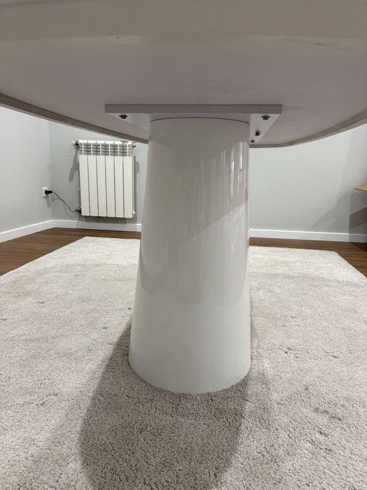 Mesa Oval Lacada em Branco