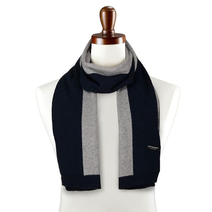 modny szal na zimę o minimalistycznym wzorze - peterson
