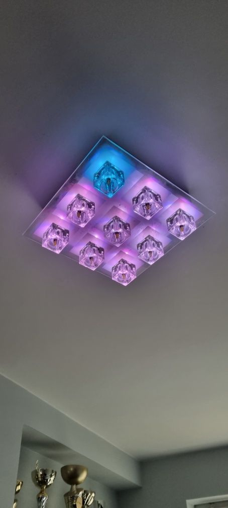 Lampa LED RGB zmienia kolory