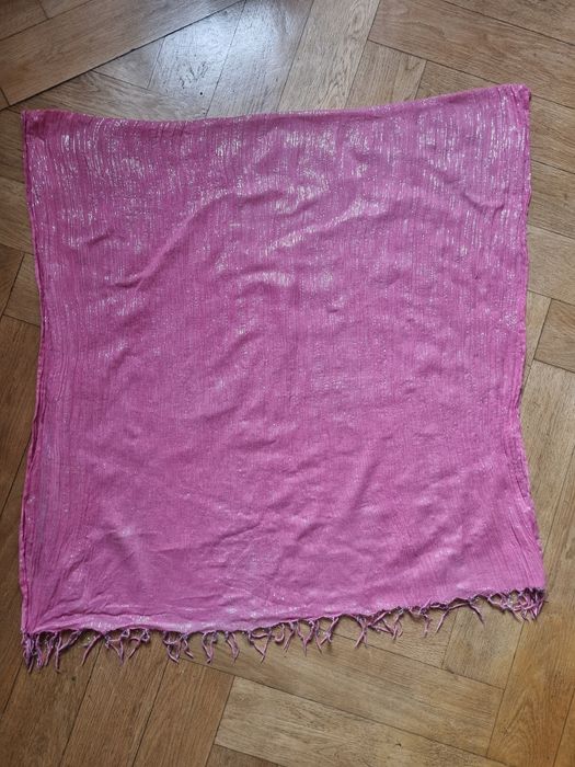 Różowy szal ze srebrną nicią