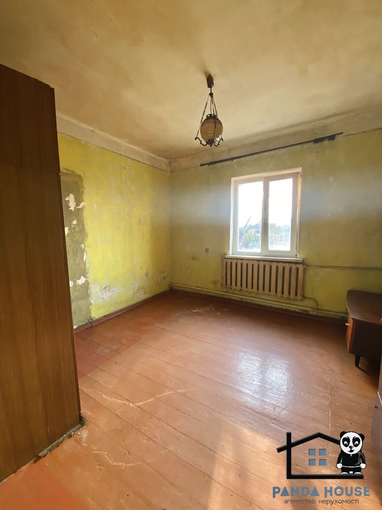Продається просторий цегляний будинок у гарному районі.
