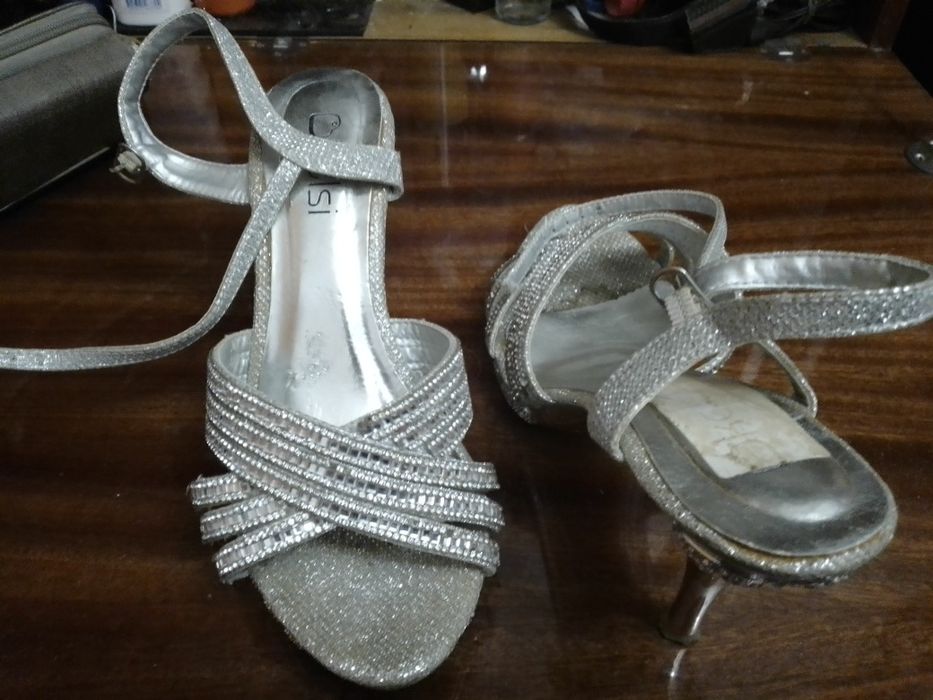 Босоножки в стразах