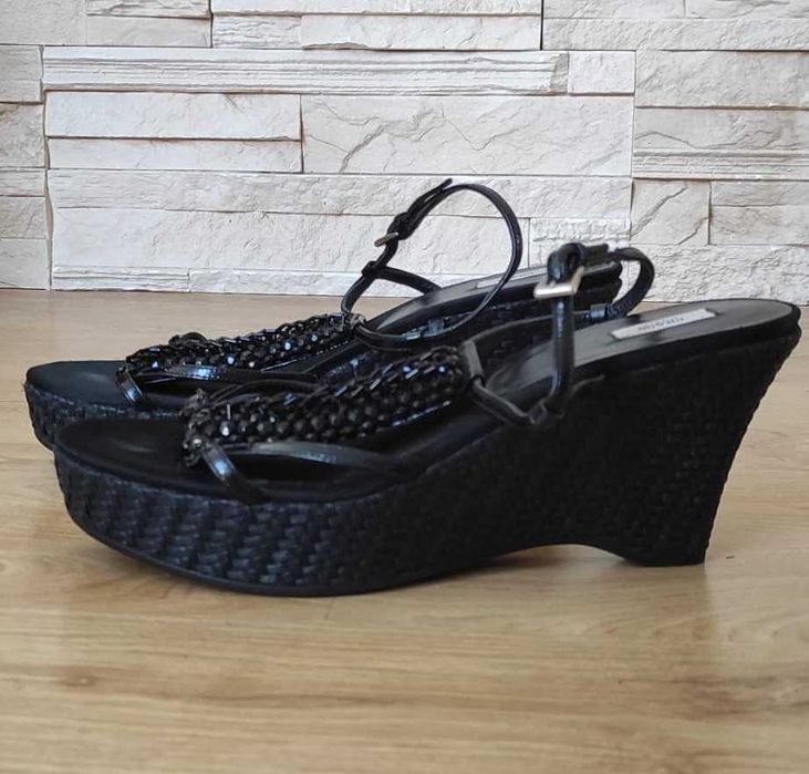 czarne buty Prada na koturnie