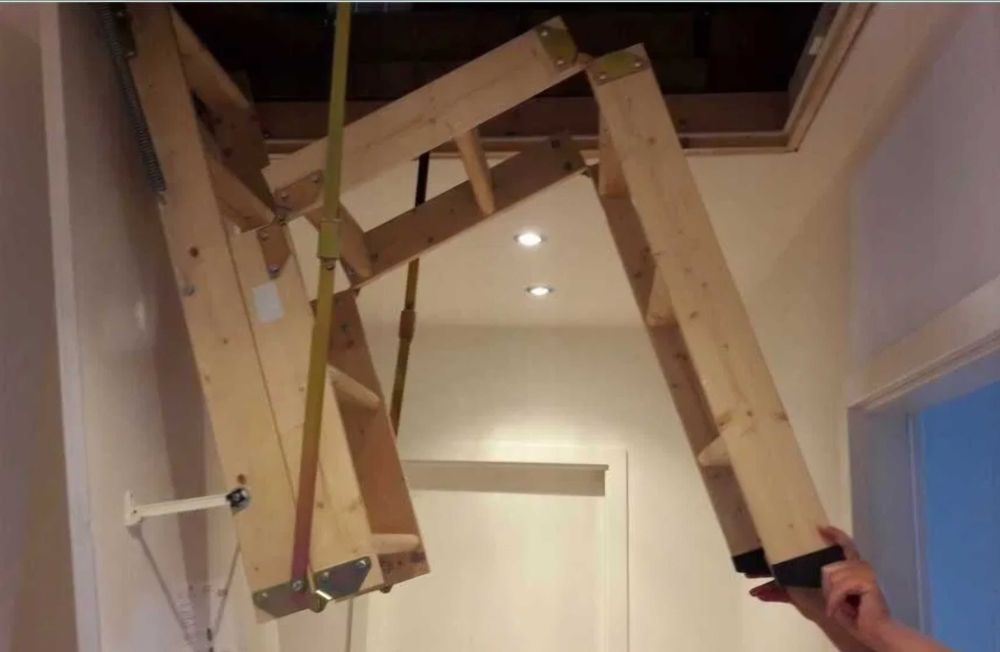 Zawias do przedłużenia lub podzielenia schodów strychowych, drabinki