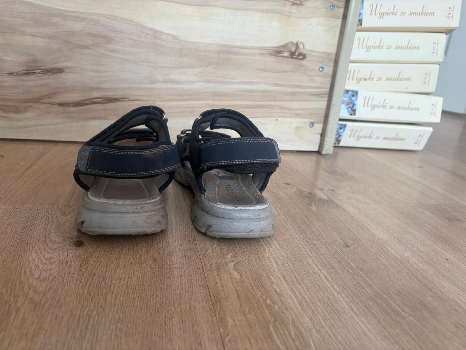 Męskie sandały na przylepce