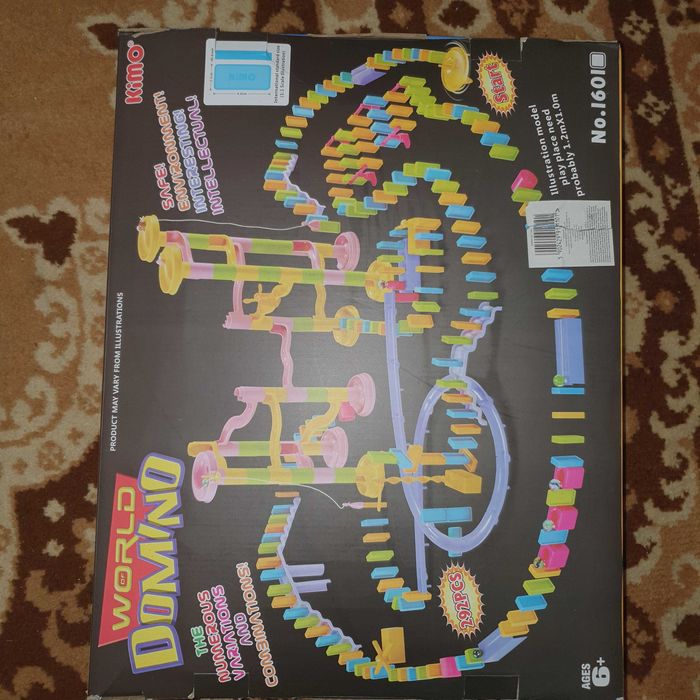 Duży tor kulkowy i domino