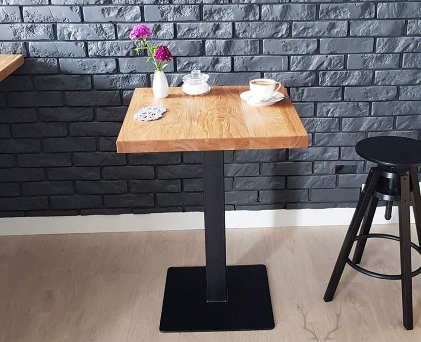 Stolik do kawiarni z drewnianym blatem na jednej nodze