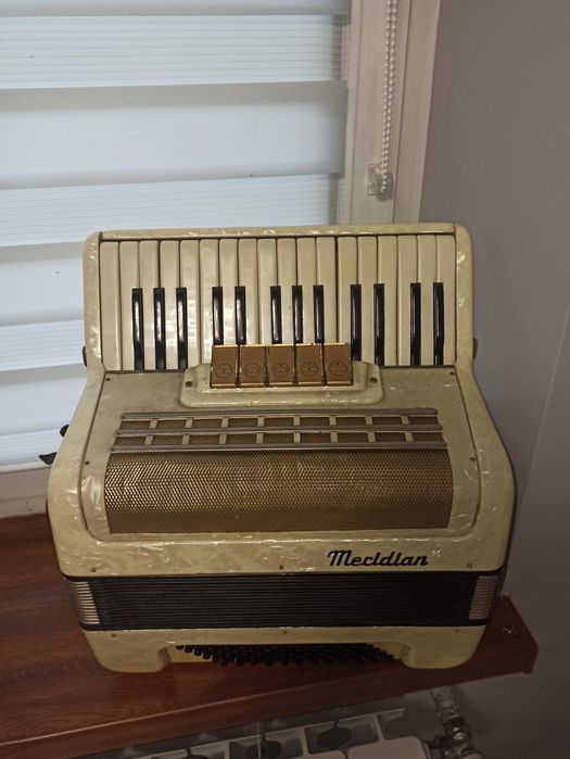Akordeon Meridian 72 basy