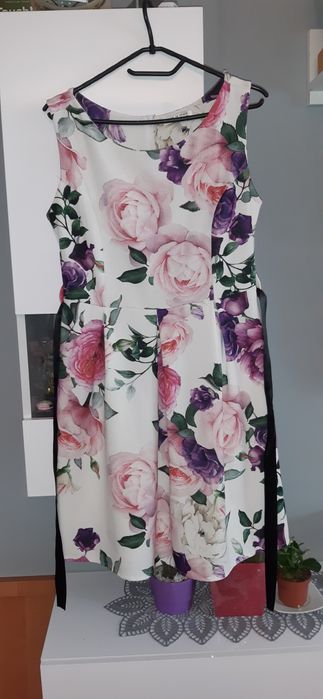 Sukienka biała w duże kwiaty