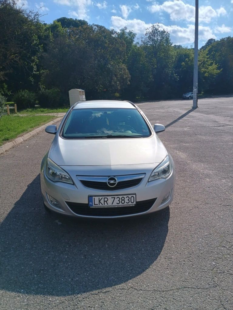 Opel Astra J 2011