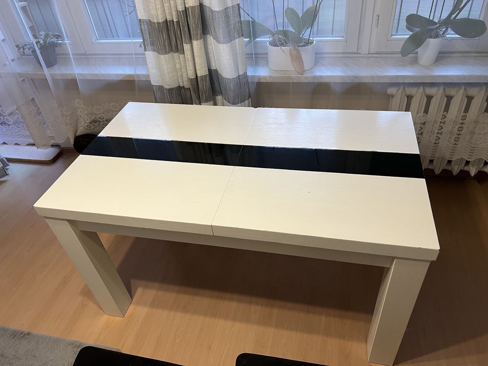 Stół domowy z krzesłami