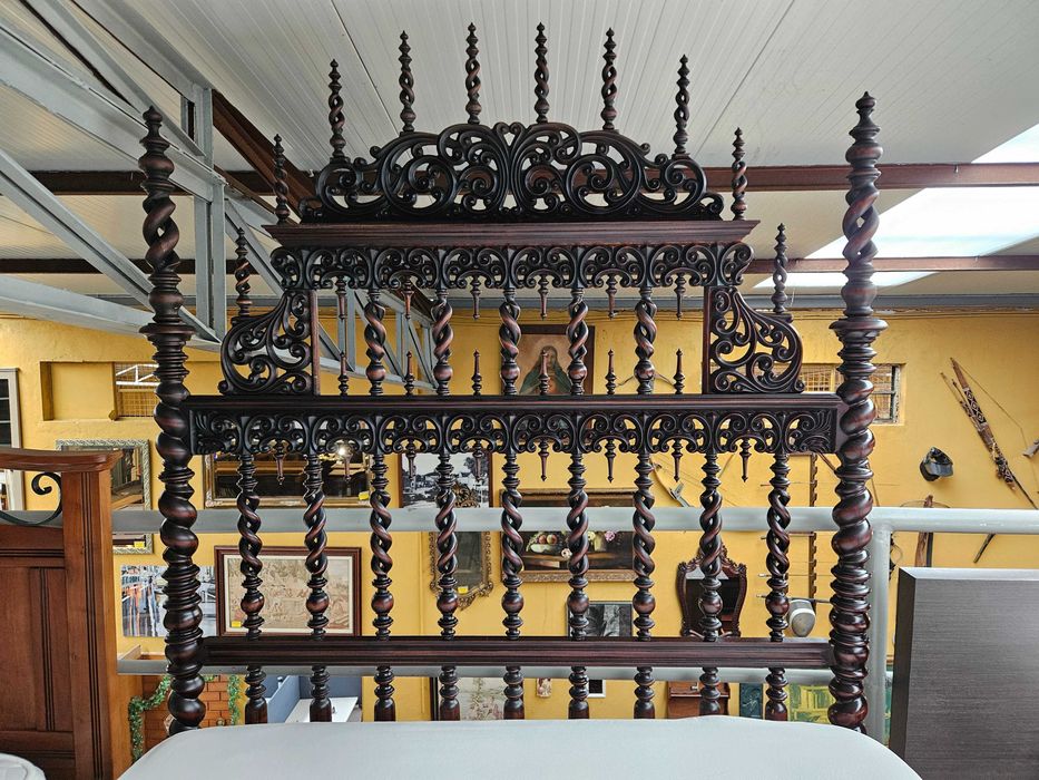 Imponente cama antiga com estrado e colchão - óptimo esta