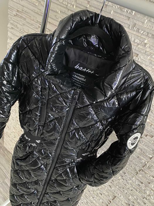 Bastet pikowany długi płaszcz z ozdobnymi taśmami