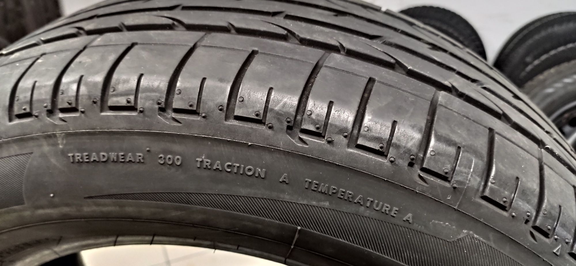 Резина R-18 235/60 103V "Bridgestone" DUELER H/P sport, шини