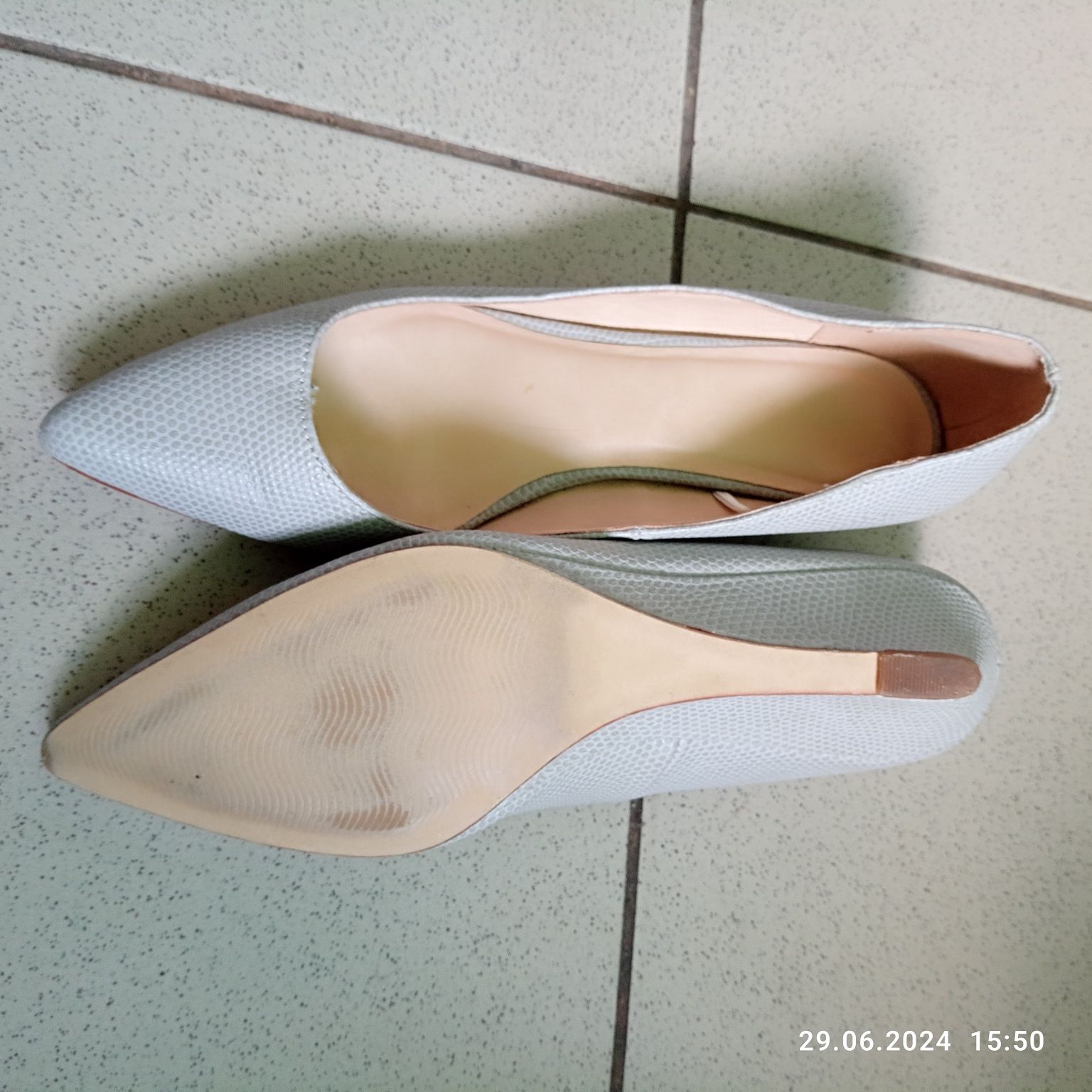 Eleganckie, szare baleriny na koturnie z szpiczastym noskiem. Rozmiar