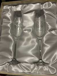 Dwa kieliszki ślubne do szampana