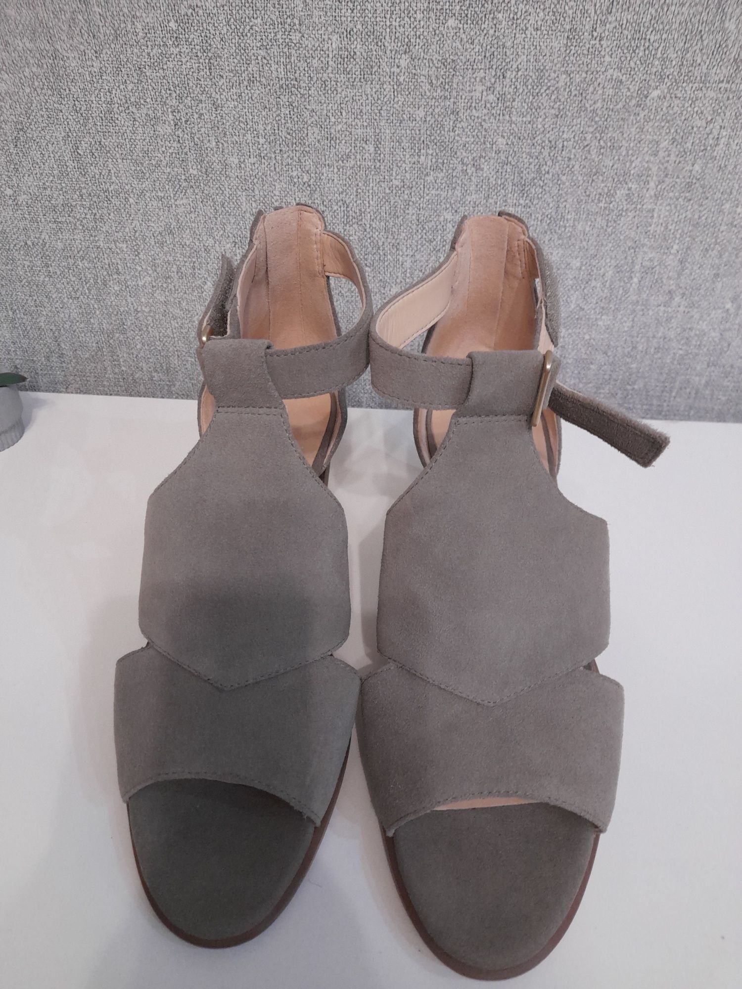 Замшевые босоножки Clarks