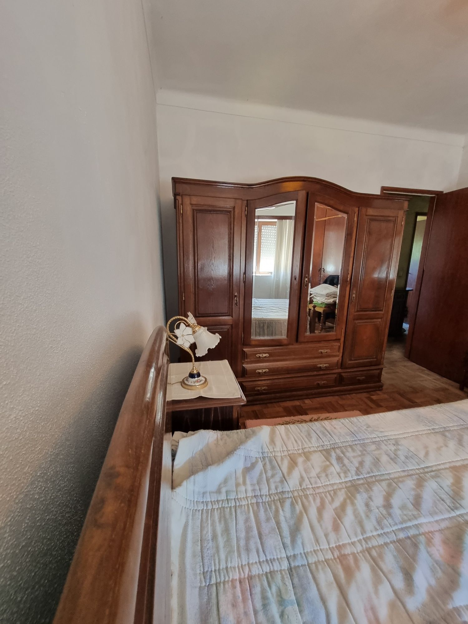 Quarto de casal com guarda vestidos