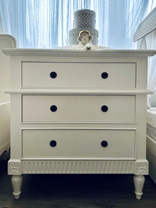 Piękna drewniana komoda dziecięca  z 3 szufladami.