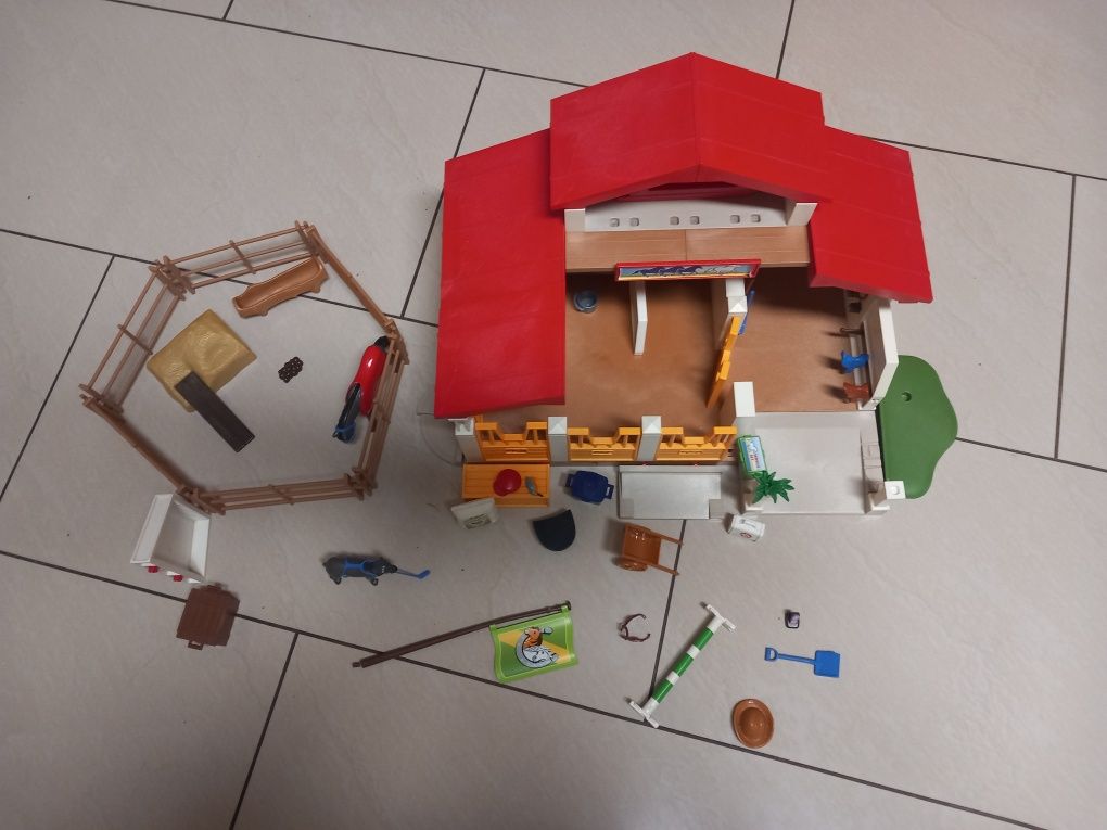 Playmobil stajnia + zagroda dla koni