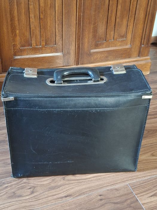 Dyplomatką- neseser  ze skóry