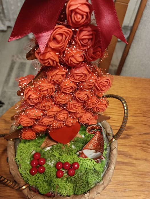 Świąteczna choinka w koszyku naturalnym