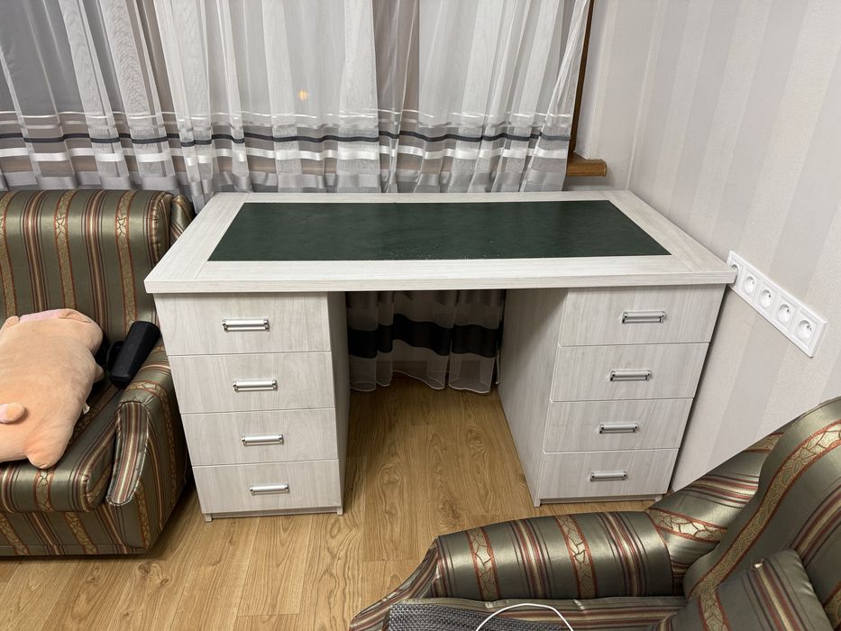 Письмовий стіл в гарному стані