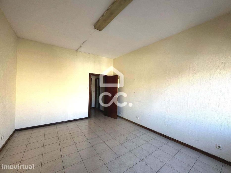 Duas lojas para arrendamento no centro de Chaves