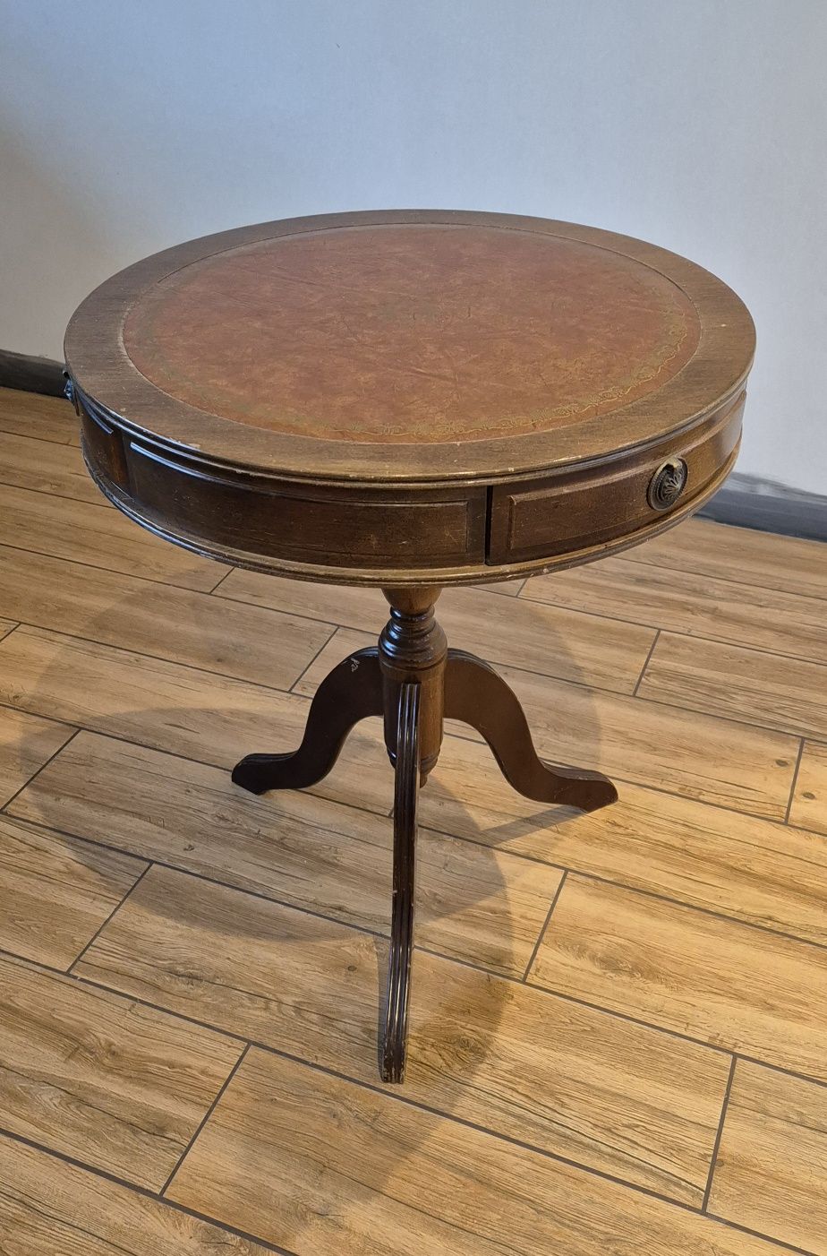 Mały okrągły stolik antyk z szufladkami drewno lakierowany zdobiony