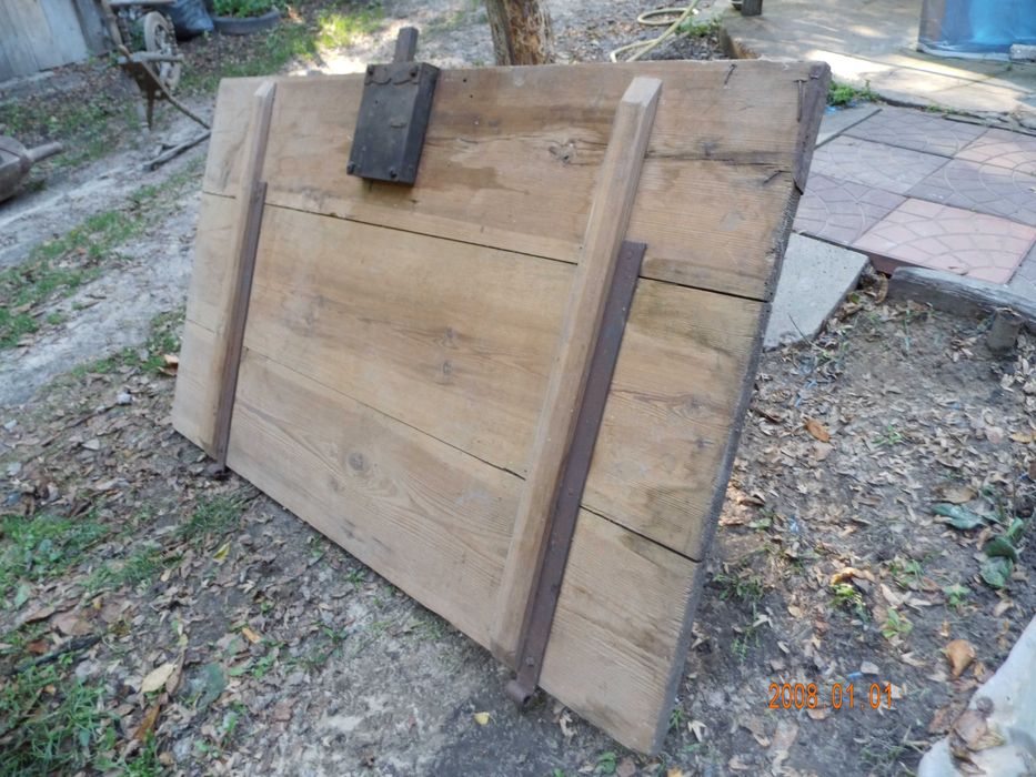 Stare masywne drewniane drzwi komory, spichlerza chaty z zasuwą