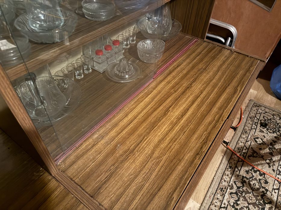 Stary segment z szafkami