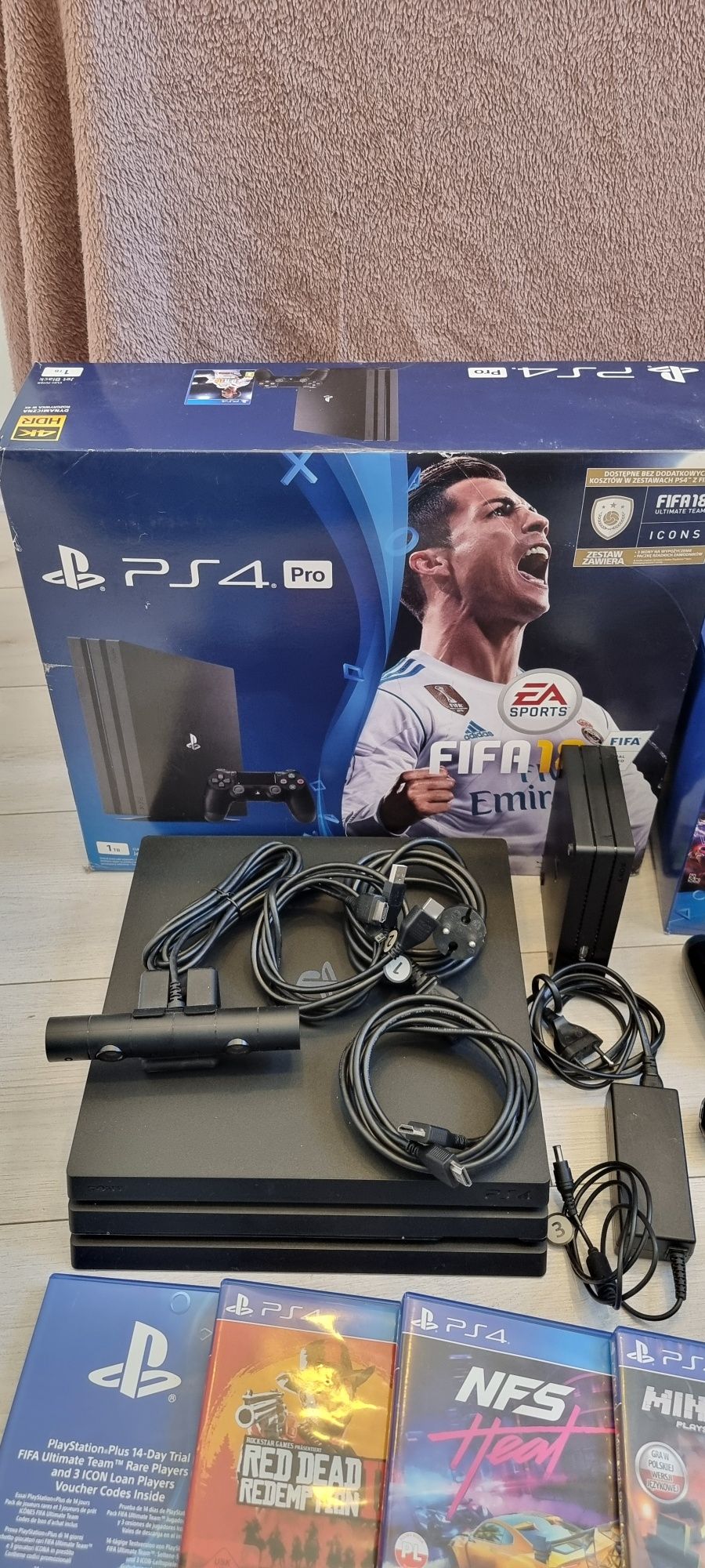 Konsola PS4 pro 1Tb TV Samsung 32" pady VR gry kamera kable zestaw