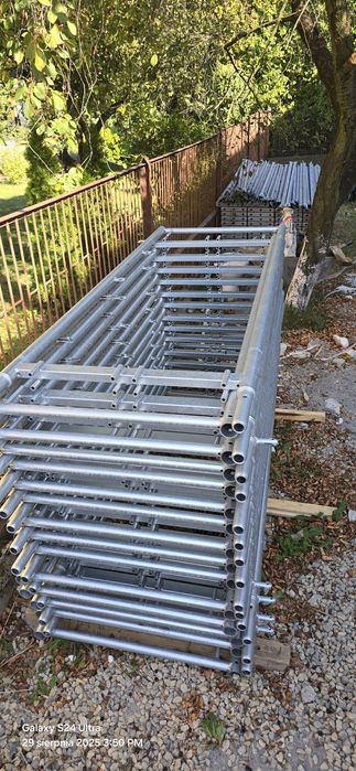 Wynajem rusztowania elewacyjnego plettac.