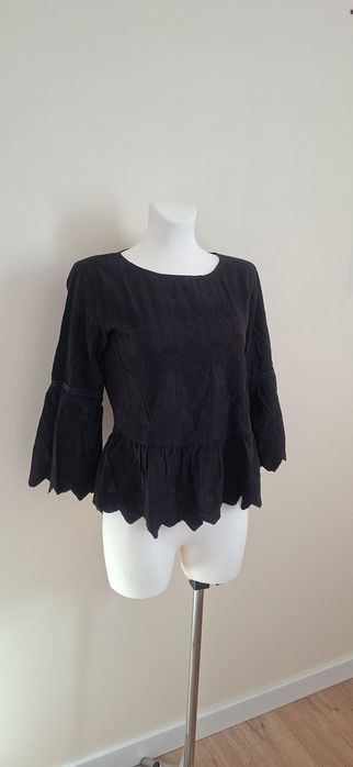 Bluzka kolor czarny wzorzysty materiał baskinka falbanka Reserved XS