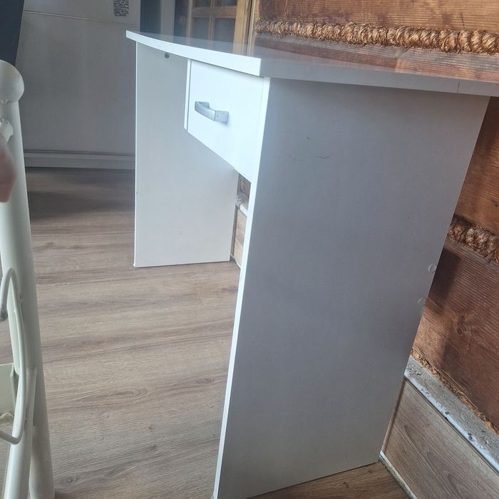 Białe biurko ikea