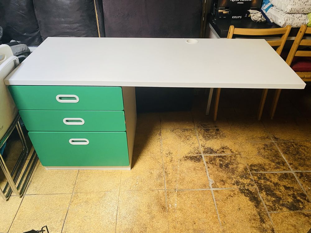 Mesa com gavetas IKEA