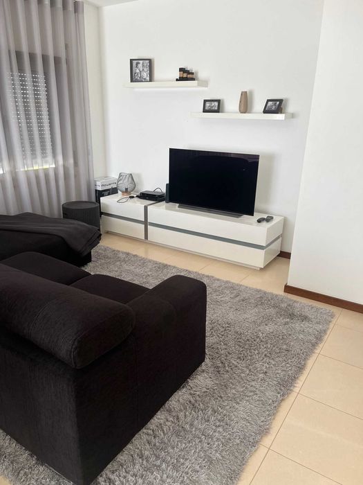 Movel de TV e duas prateleiras na zona da Nazare, Leiria.