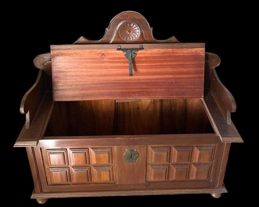 Movel em madeira mogno, com função de arca ou banco,
