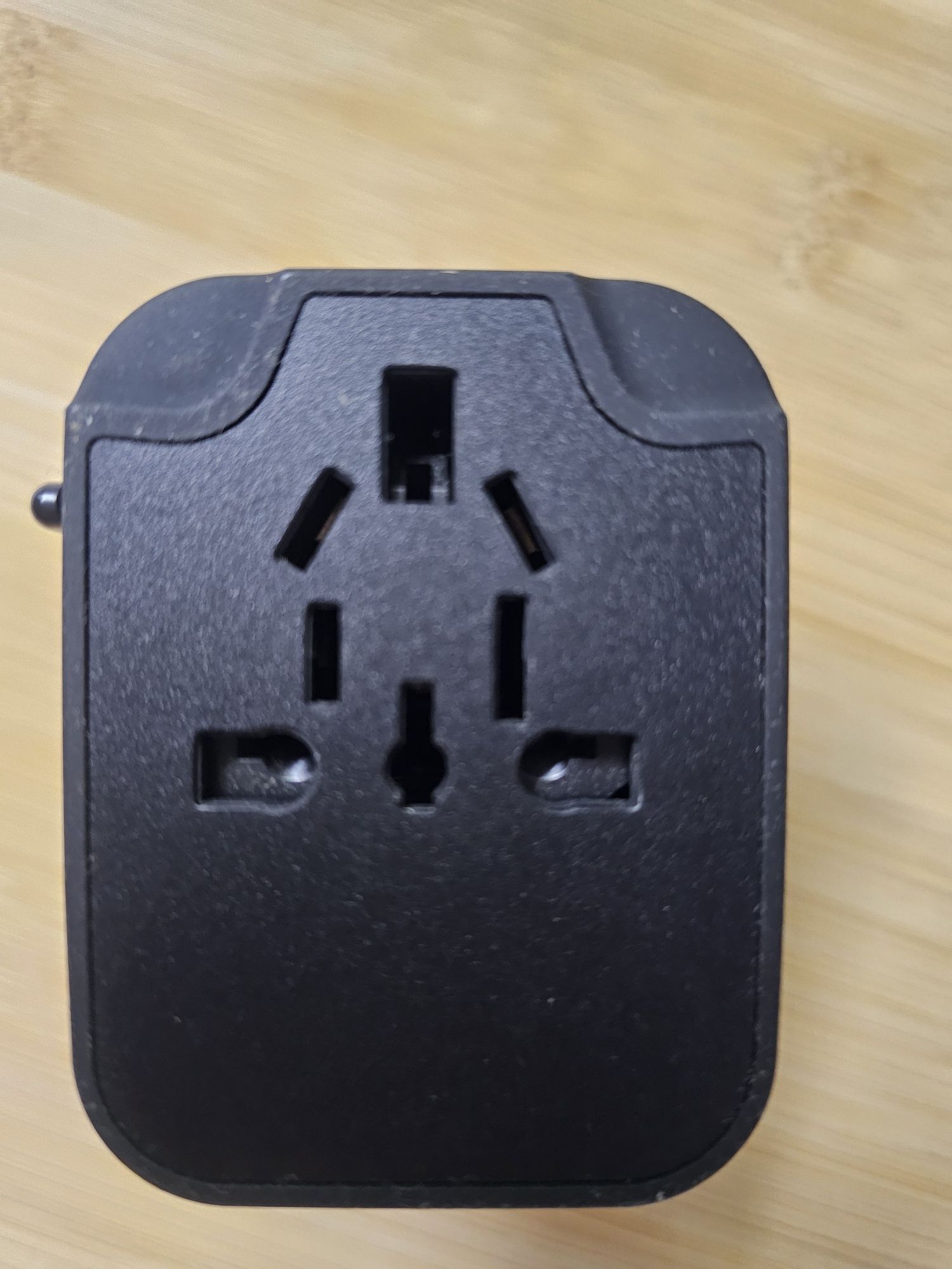 Tomada eléctrica universal com USB