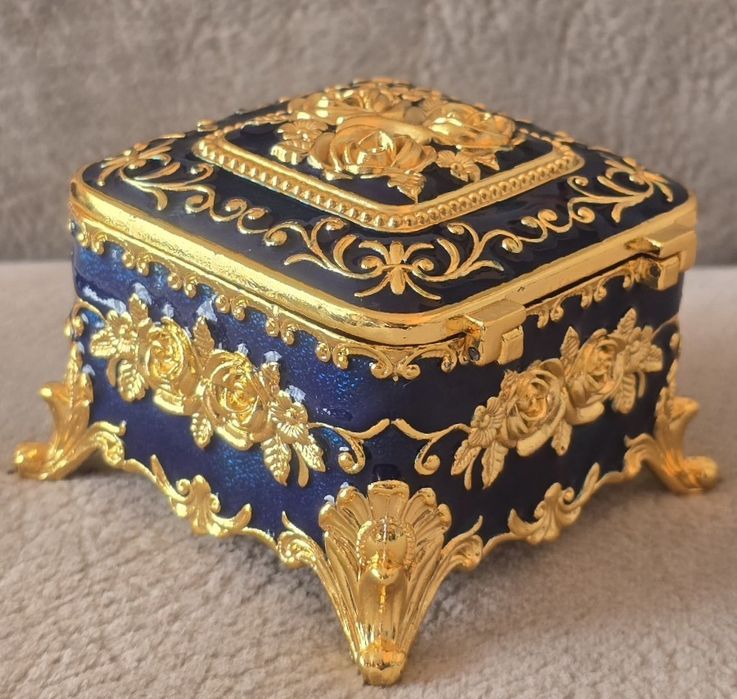 Szkatułka metalowa włoska złocona w emalii w stylu Faberge Paris.